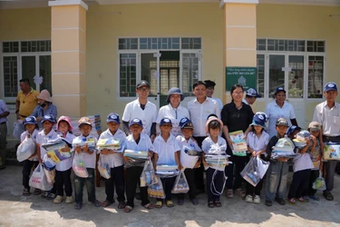 Tu viện Như Giác tặng 340 phần quà đến các em học sinh tại tỉnh Đắk Lắk