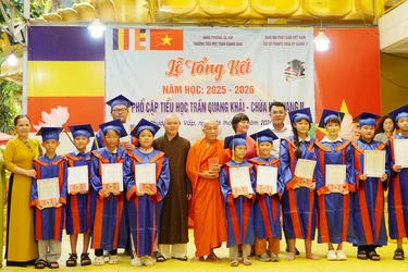 Các em học sinh Lớp 5 nhận Giấy chứng nhận hoàn thành chương trình Tiểu học tại Lớp phổ cập Trường Tiểu học Trần Quang Khải - chùa Kỳ Quang 2