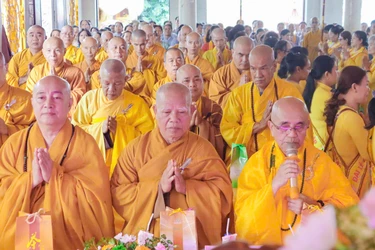 Chư tôn đức các phường trang nghiêm Kính mừng Đại lễ Phật đản tại chùa Quảng Đức
