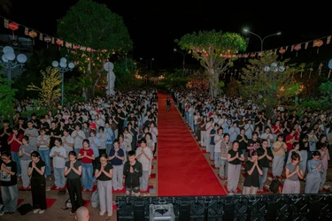 Học sinh tham dự lễ cầu nguyện tại tổ đình Bảo Lâm