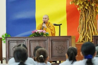 Thượng tọa Thích Giác Hiệp thuyết giảng thời pháp thoại tại khóa tu Ngày an lạc