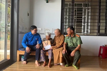 Đại đức Thích Minh Đăng, trụ trì chùa Hoa Nghiêm cùng đại diện chính quyền xã thăm hỏi tặng quà tri ân đến các gia đình người có công, thân nhân liệt sĩ tiêu biểu trên địa bàn xã