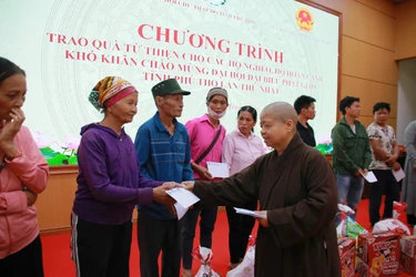 Ni sư Thích Đàm Nhã trao quà đến bà con tại xã Trung Sơn, tỉnh Phú Thọ