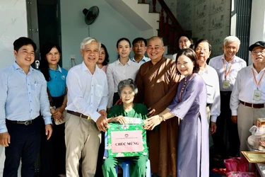 Bàn giao nhà Đại đoàn kết đến gia đình bà Lê Thị Mai