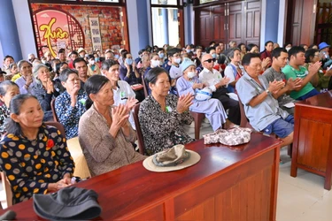 Người dân tham dự lễ Vu lan và nhận quà tại chùa Liên Trì