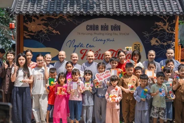Sư cô Thích nữ Huệ Trí chụp hình kỷ niệm cùng các em