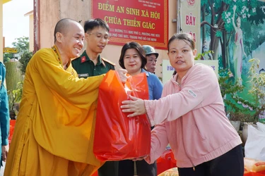 Thượng tọa Thích Đạo Phước, trụ trì chùa Thiền Giác trao quà đến người dân
