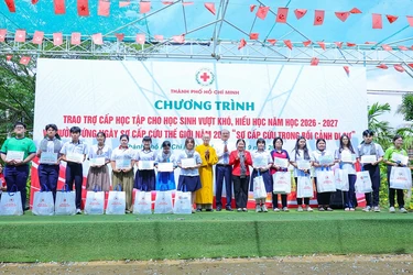 Hội Chữ thập đỏ TP.HCM cùng các đơn vị trao trợ cấp học tập và quà đến các em học sinh