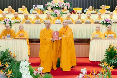 Thượng tọa Thích Đồng Thành, Hiệu trưởng Trường Trung cấp Phật học Nguyên Thiều (Gia Lai) trao bằng tốt nghiệp đến Tăng sinh