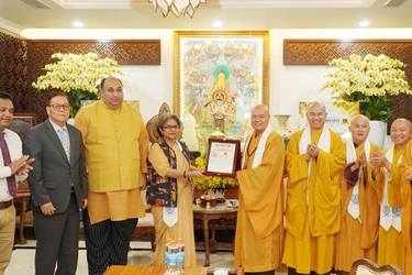 Hiệu trưởng kiêm Chủ tịch Đại học Swami Vivekananda Subharti trao “Giải thưởng Người thắp sáng diệu pháp toàn cầu” đến Thượng tọa Thích Thanh Phong tại tổ đình Vĩnh Nghiêm