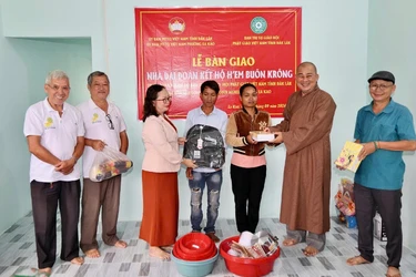 Lễ bàn giao nhà Đại đoàn kết cho gia đình bà H’Em (buôn Krông)