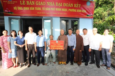 Ban Trị sự GHPGVN tỉnh Đắk Lắk, cùng lãnh đạo phường Bình Kiến trao tặng nhà Đại đoàn kết 