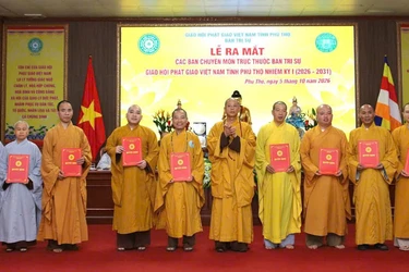Thượng tọa Thích Minh Nghiêm, Trưởng ban Trị sự Phật giáo tỉnh Phú Thọ trao quyết định đến các ban chuyên môn, nhiệm kỳ 2026-2031