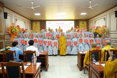 Thượng tọa Thích Minh Nghiêm trao quyết định chuẩn y nhân sự đến Phân ban Ni giới tỉnh