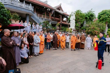 Tăng Ni, Phật tử thực hành kỹ năng sử dụng bình chữa cháy