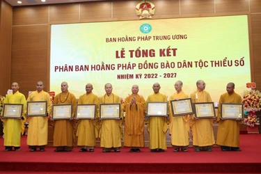 Thượng tọa Thích Chiếu Tuệ trao Bằng tuyên dương công đức của Ban Hoằng pháp Trung ương đến Phân ban Hoằng pháp Đồng bào dân tộc thiểu số