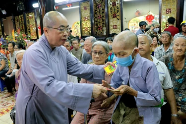 Ni trưởng Thích nữ Như Dung, quản tự chùa Huệ Lâm tặng quà, chúc Tết đến người neo đơn