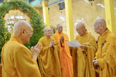 Chư Tăng cử hành lễ tạ pháp và Tự tứ tại hạ trường chùa Tuyền Lâm (phường Bình Tây, TP.HCM) chiều 24-8 - Ảnh: H.Y/BGN 
