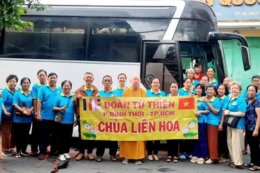Đoàn từ thiện chùa Liên Hoa trao tặng 250 phần quà, động viên người dân vượt qua khó khăn từ Quỹ "Không đốt vàng mã" của chùa 
