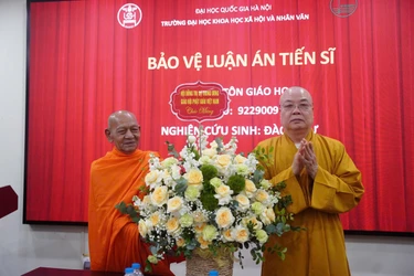Trưởng lão Hòa thượng Thích Thanh Nhiễu thay mặt Trung ương GHPGVN chúc mừng Hòa thượng Đào Như, bảo vệ thành công luận án tiến sĩ ngành Tôn giáo học - Ảnh: Thiện Hậu