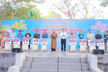 Tặng quà Tết Bính Ngọ 2026 đến bà con có hoàn cảnh khó khăn trên địa bàn xã Bình Chánh (TP.HCM)