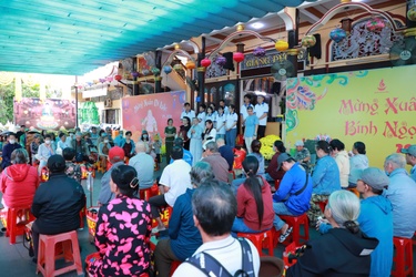 Quang cảnh buổi tặng quà Tết Bính Ngọ tại Quan Âm tu viện (TP.HCM)