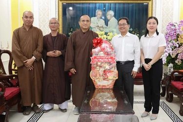 Báo Giác Ngộ tặng quà chúc Tết Bính Ngọ 2026 đến lãnh đạo Ủy ban MTTQVN TP.HCM - Ảnh: Nguyên Tài/BGN