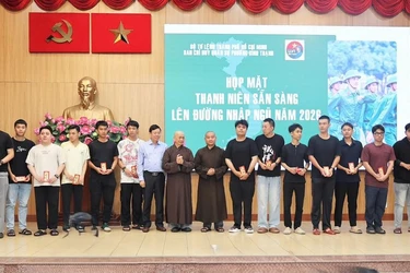 Chư tôn đức, lãnh đạo chính quyền P.Bình Thạnh trao quà đến các thanh niên nhập ngũ, sáng nay, 3-3