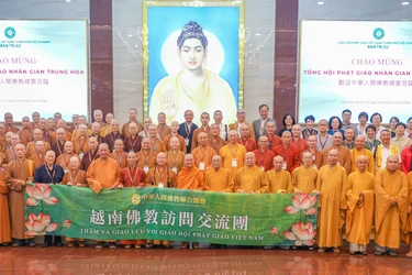 Phái đoàn Tổng hội Phật giáo nhân gian Trung Hoa chụp hình lưu niệm với chư vị Trưởng lão Hội đồng Chứng minh, Ban Trị sự Phật giáo TP.HCM, tại Việt Nam Quốc Tự - Ảnh: Nguyên Tài/BGN