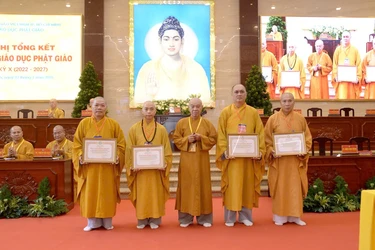 Hòa thượng Thích Nhựt Hỷ trao Bằng tuyên dương công đức đến Ban Giáo dục Phật giáo TP.HCM - Ảnh: Bảo Toàn/BGN 
