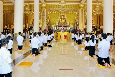 Trang nghiêm khóa lễ tại chánh điện chùa Phật Quốc Vạn Thành