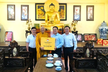 Phái đoàn Ủy ban MTTQVN TP.HCM tặng quà chúc mừng Đại lễ Phật đản Phật lịch 2570 đến Trưởng lão Hòa thượng Thích Minh Thông