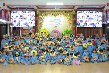 Các em chụp hình lưu niệm trong khóa tu tại Quan Âm tu viện