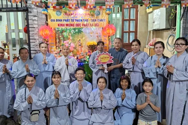 Gia đình Phật tử Thiện Thọ - Liên Trang (P.An Phú, TP.HCM) thiết trí lễ đài tại tư gia mừng Phật đản