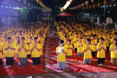 Đại diện 500 khóa sinh tham dự khóa tu dâng lời phát nguyện