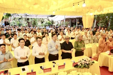 Chư tôn đức, đại biểu thắp hương tưởng niệm các anh hùng liệt sĩ, đồng bào tử nạn tại chùa Khai Trung (tỉnh Ninh Bình)