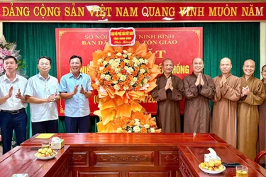 Ban Trị sự GHPGVN tỉnh Ninh Bình tặng hoa chúc mừng Ban Dân tộc và Tôn giáo tỉnh nhân ngày truyền thống
