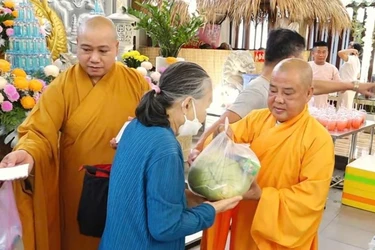 Thượng tọa Thích Từ Trí, viện chủ chùa Giác Tánh trao quà đến người khiếm thị có hoàn cảnh khó khăn