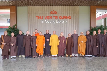 Chư tôn đức khảo sát Thư viện Trí Quảng trong khuôn viên Học viện Phật giáo VN tại TP.HCM - Ảnh: Nguyên Tài/BGN