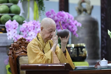 Đại lão Hòa thượng Viện trưởng thọ trai cùng đại chúng trong khóa tu Ngày an lạc kỳ 3 ở Học viện Phật giáo VN tại TP.HCM - Ảnh: Nhân Hòa