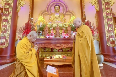 Hòa thượng Thích Thiện Minh và Thượng tọa Thích Minh Thanh đối thú Tự tứ - Ảnh: Nguyên Tài/BGN