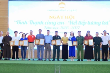 Lãnh đạo chính quyền phường Bình Thạnh tặng thư tri ân các đơn vị đồng hành