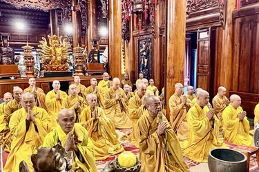 Hòa thượng Thích Quảng Hà, Trưởng ban Trị sự GHPGVN tỉnh Ninh Bình chứng minh Lễ Bố-tát, tụng giới tại trường hạ Đống Trúc 
