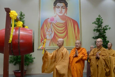 Đại lão Hòa thượng Viện trưởng khởi hồi trống tổng khai giảng năm học mới 2026-2027 - Ảnh: Bảo Toàn/BGN