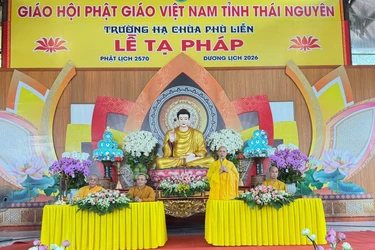 Thượng tọa Thích Nguyên Thành, Trưởng ban Trị sự GHPGVN tỉnh Thái Nguyên sách tấn chư hành giả Tăng Ni sau ba tháng hạ an cư