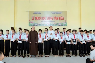 Chùa Cảnh Tiên trao học bổng Tâm Hòa đến các em học sinh hiếu học tại tỉnh Quảng Trị