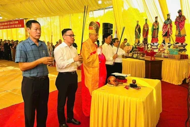 Thượng tọa Thích Quảng Minh cùng lãnh đạo chính quyền các cấp dâng hương tưởng niệm, tri ân các anh hùng liệt sĩ