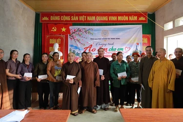 Phân ban Phật tử Dân tộc Trung ương tổ chức tặng quà đến đồng bào khó khăn vùng cao Tuyên Quang