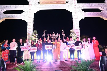 Thượng tọa Thích Tục Khang cùng đại diện chính quyền, các nhà hảo tâm, thành viên Quỹ từ thiện Chân Như trao 6 phần quà, mỗi phần quà 5 triệu đồng, cùng 1 máy tính laptop trị giá 19 triệu đồng đến các em học sinh, sinh viên