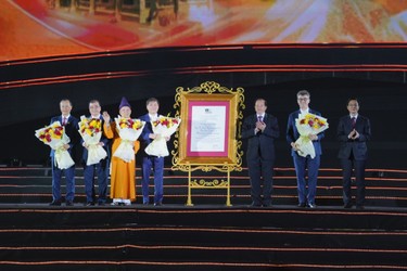 Ông Jonathan Baker, Trưởng đại diện của Tổ chức UNESCO tại Việt Nam trao Bằng công nhận ghi danh quần thể di tích và danh thắng Yên Tử - Vĩnh Nghiêm - Côn Sơn, Kiếp Bạc là Di sản văn hóa thế giới